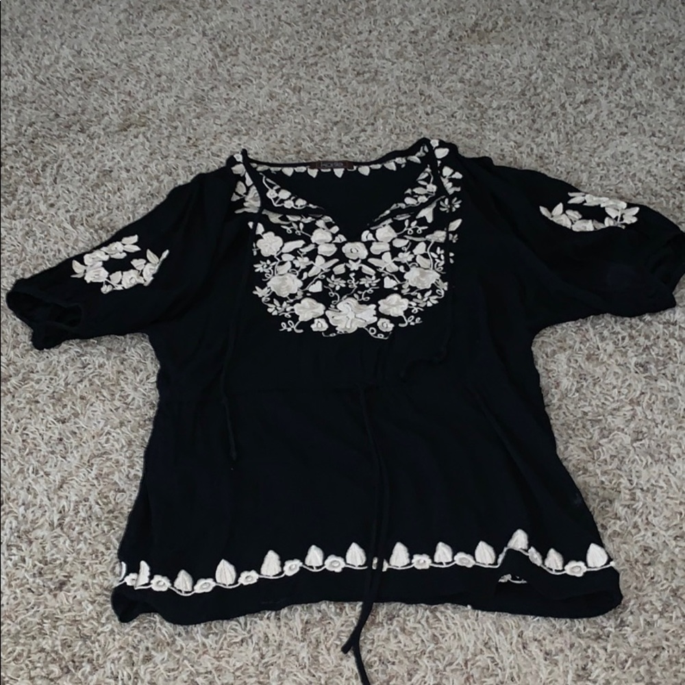 Karlie embroidered tunic size M gorgeous!